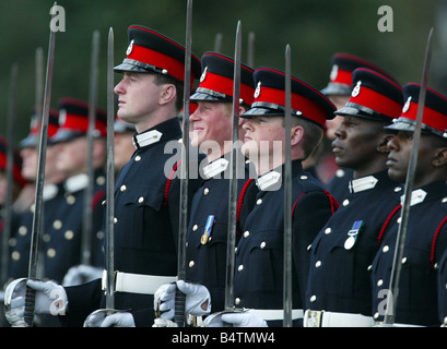 La Gran Bretagna s il principe Harry il quarto da destra si eleva alto con saber tracciata mercoledì 12 aprile 2006 durante cerimonie che segnano il suo diploma di Gran Bretagna s elite l'accademia militare di Sandhurst in Inghilterra come egli ha completato 40 settimane di formazione il 21 anno di età secondo figlio del principe Charles è entrato Sandhurst accademia militare nel maggio scorso e addestrati per diventare un esercito ufficiale il Blues e Royals reggimento della cavalleria della famiglia uno dell'esercito britannico s unità più vecchie foto di AP James Vellacott Piscina Foto Stock