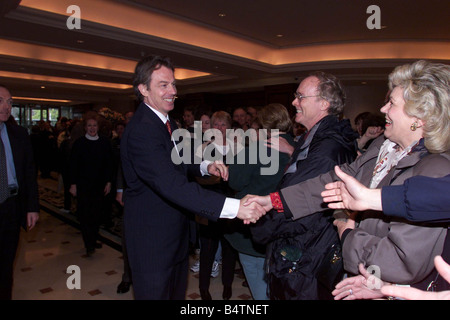 Tony Blair e di persone in entrata come egli arriva il mese di aprile per il Mirror Pride of Britain Awards 2000 presso l'hotel Hilton pdgu Foto Stock