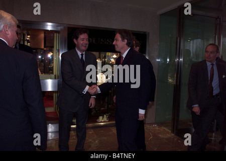 Piers Morgan scuote le mani con Tony Blair Aprile 2000 come egli arriva per il Mirror Pride of Britain Awards 2000 all'Hilton hotel pdgu Foto Stock