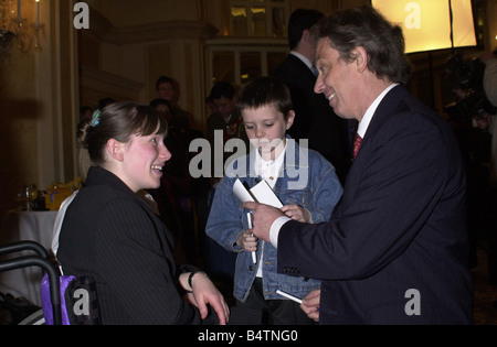 Michelle Lewis e Irvine Graham con Tony Blair Apr 2000 allo specchio orgoglio di Bretagna cerimonia di premiazione presso il London Hilton pdgu Foto Stock