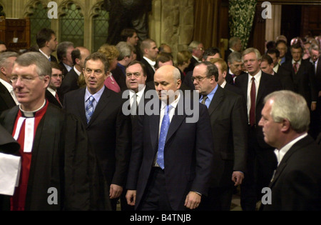 Il primo ministro Tony Blair ha lasciato il novembre 2002 e il leader dell opposizione Iain Duncan Smith lascia la lobby di membri della Camera dei comuni per la House of Lords mercoledì novembre 2002 per sentire la Regina Elisabetta II s Discorso durante lo stato apertura del Parlamento europeo a Londra Mirrorpix Foto Stock