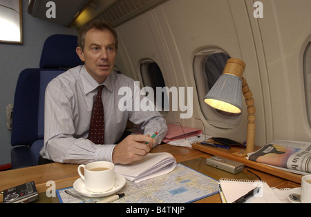 Il primo ministro Tony Blair Novembre 2002 Tony Blair parla al Daily Mirror EDITOR POLITICO JAMES HARDY A BORDO DEL QUEENS volo BA146 Aerei da Varsavia a Londra Foto Stock