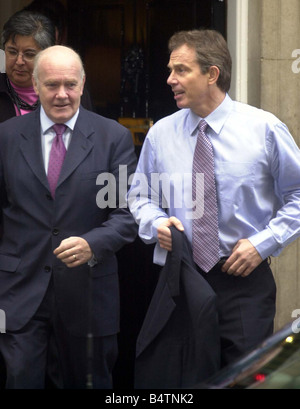 Tony Blair PM Novembre 2002 Primo Ministro nella foto lasciando Downing Street n. 10 con John Reed del partito laburista politica Presidente holding tuta Mirrorpix camicia Foto Stock