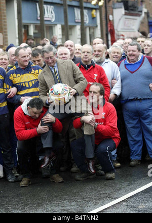 Il principe Charles visita Ashbourne nel Derbyshire Marzo 2003 per avviare il gioco antico del borgo medievale di calcio di massa che risale a più di 800 anni egli cammina con il team e viene portata a spalla da parte dei giocatori Foto Stock