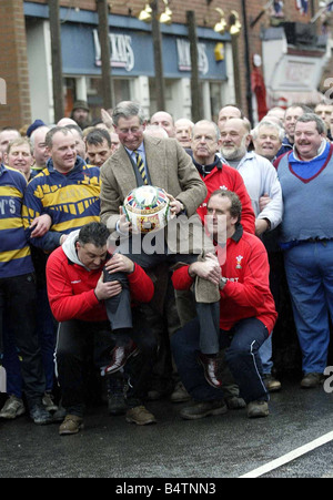 Il principe Charles visita Ashbourne nel Derbyshire Marzo 2003 per avviare il gioco antico del borgo medievale di calcio di massa che risale a più di 800 anni egli cammina con il team e viene portata a spalla da parte dei giocatori Foto Stock