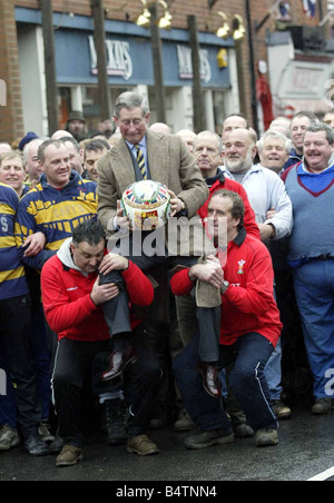 Il principe Charles visita Ashbourne nel Derbyshire Marzo 2003 per avviare il gioco antico del borgo medievale di calcio di massa che risale a più di 800 anni egli cammina con il team e viene portata a spalla da parte dei giocatori Foto Stock