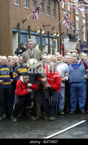 Il principe Charles visita Ashbourne nel Derbyshire Marzo 2003 per avviare il gioco antico del borgo medievale di calcio di massa che risale a più di 800 anni egli cammina con il team e viene portata a spalla da parte dei giocatori Foto Stock