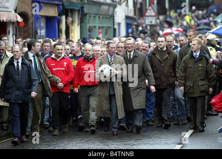 Il principe Charles visita Ashbourne nel Derbyshire Marzo 2003 per avviare il gioco antico del borgo medievale di calcio di massa che risale a più di 800 anni egli cammina con il team e viene portata a spalla da parte dei giocatori Foto Stock