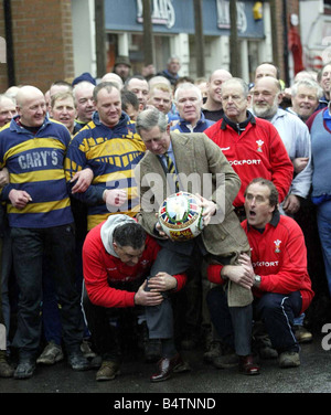 Il principe Charles visita Ashbourne nel Derbyshire Marzo 2003 per avviare il gioco antico del borgo medievale di calcio di massa che risale a più di 800 anni egli cammina con il team e viene portata a spalla da parte dei giocatori Foto Stock