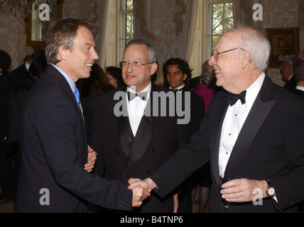 Scoperta della struttura del DNA cinquantesimo anniversario aprile 2003 il Primo Ministro Tony Blair e vincitore del premio Nobel Dr James Watson che hanno descritto la doppia elica del DNA ad un ricevimento nel numero 10 di Downing Street politica scienza DNA IN MEDIO Lord SAINSBURY Mirrorpix Foto Stock