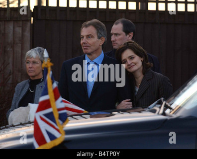 Il presidente George Bush novembre 2003 il Primo Ministro Tony Blair e la moglie Cherie guarda su come il Presidente George Bush e la moglie Laura lasciare Trimdon Mirrorpix Foto Stock