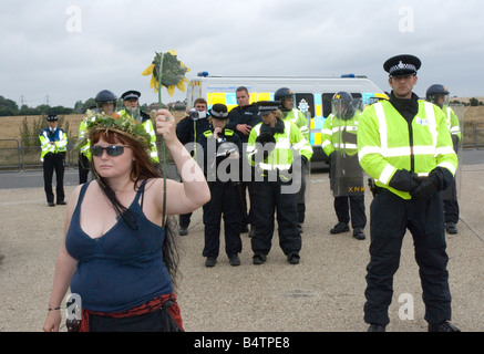 Donna che protestavano Kingsnorth carbone powered clima stazione Camp Agosto 2008 Kent Foto Stock