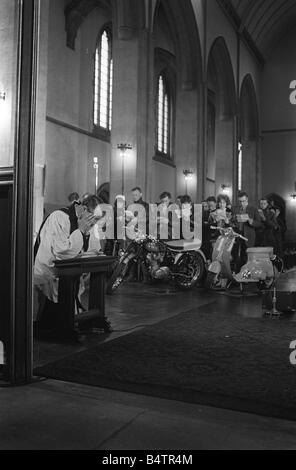 Il Rev Shergold conducendo un sertvice di thanksgivinmg e dedecation per motorcylists e scooterists a Londra nel 1962 Nel 1960 s due ruote era tutta la rabbia infatti si potrebbe dire che la Gran Bretagna era andato scooter crazy si sarebbe forgien per pensare in modo dopo aver dato uno sguardo a questa foto scattata nel 1962 essa mostra il Reverendo Shergold un vicario di Londra dando un servizio di ringraziamento e di dedizione per motociclisti e scooteristi Y2K Funny Y2K Altri DTGU2 dtgu2 Foto Stock