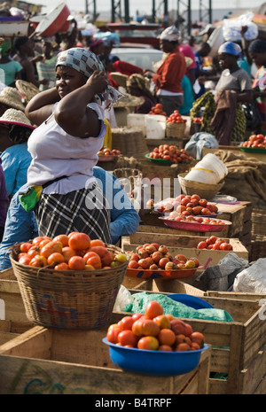 Fornitore di pomodoro al mercato Agbogboloshie ad Accra in Ghana Foto Stock