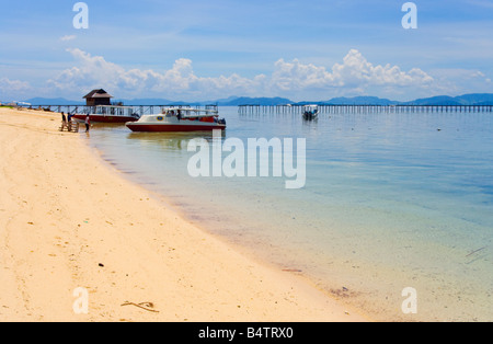 La spiaggia sulla isola di Mabul nr Semporna Sabah Malaysia Foto Stock