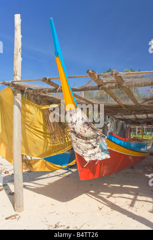 Una barca da pesca sulla spiaggia sulla isola di Mabul nr Semporna Sabah Malaysia Foto Stock