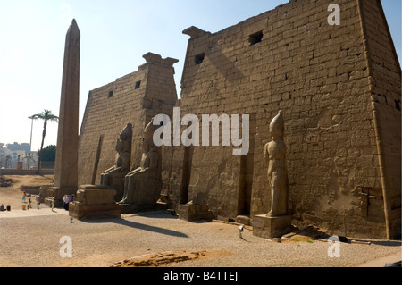 Il primo pilone del Tempio di Luxor, Sito Patrimonio Mondiale dell'UNESCO, Luxor, Egitto Foto Stock