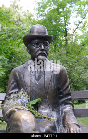 Statua del romanziere Bolesław Prus, fuori Prus Museum di Nałęczów Małachowski del palazzo, Naleczow, Polonia Foto Stock