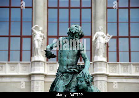 Ungheria Budapest Pest Fontana a Roosevelt Terrazza le pesti Vigado concert hall in background Foto Stock