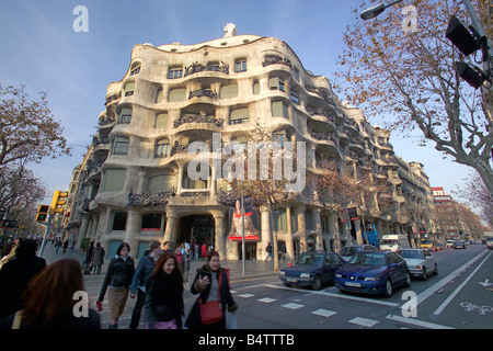 La Pedrera o Casa Mila - uno degli edifici progettati da opere di Antoni Gaudì a Barcellona. Foto Stock