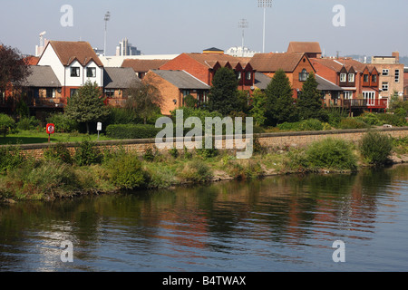 Riverside Homes accanto al fiume Trent, Nottingham, Inghilterra, Regno Unito Foto Stock