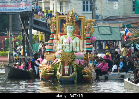 Una delle chiatte decorate in parata durante il rap Bua celebrazione in Bang Plee Samut Prakan provincia della Thailandia Foto Stock