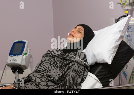 Donna asiatica in un letto di ospedale Foto Stock