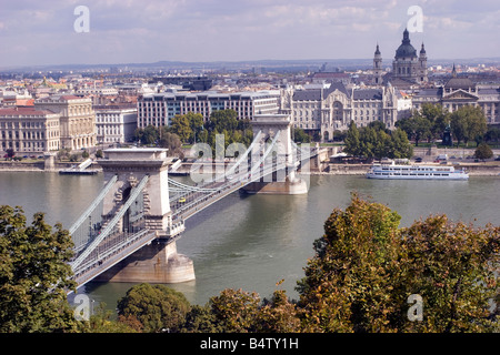 Viste sul Ponte delle Catene (Lánchíd Széchenyi) di Budapest, il primo collegamento permanente tra Buda e Pestin in Ungheria Foto Stock