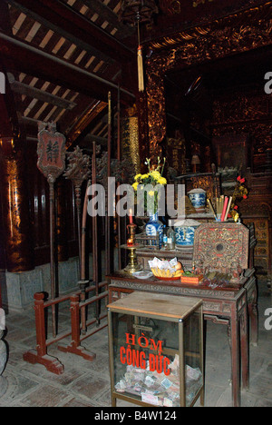 Armi e simboli di potere in Le Dai Hanh temple, un inizio Le monarch (980 - 1009), in Hoa Lu, antica capitale del Vietnam Foto Stock