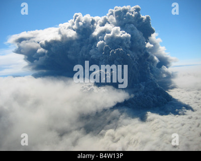 Eruzione pennacchio da vulcano okmok, Alaska Foto Stock