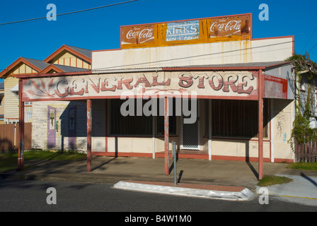 Un vecchio magazzino sbiadito in un negozio abbandonato a Brisbane, Australia Foto Stock