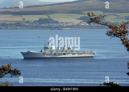 HMS Ark Royal al di ancoraggio nel Firth of Clyde off Greenock Foto Stock