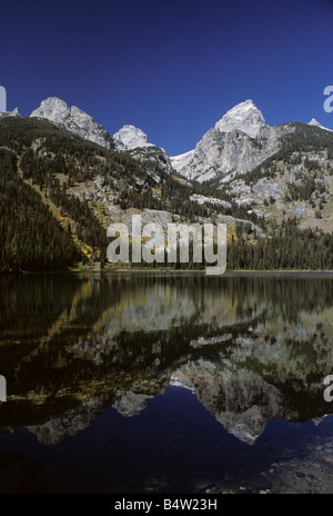 Grand Tetons sono riflesse in Bradley lago nel Parco Nazionale di Grand Teton vicino a Jackson, Wyoming Foto Stock