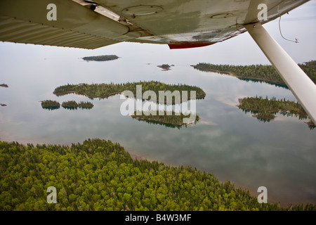 Vista aerea di isole nel Lago Superiore durante un volo da Thunder Bay, Ontario, Canada. Foto Stock