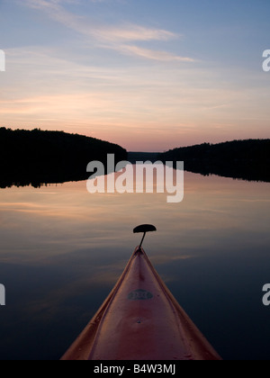 Kayak su san giovanni fiume new brunswick al crepuscolo voce giù il St John River in New Brunswick Canada Foto Stock