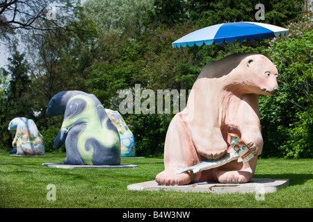 Orso polare statue in 'Porta su Broadway' raccolta nell'edificio legislativo motivi, Winnipeg, Manitoba, Canada. Foto Stock