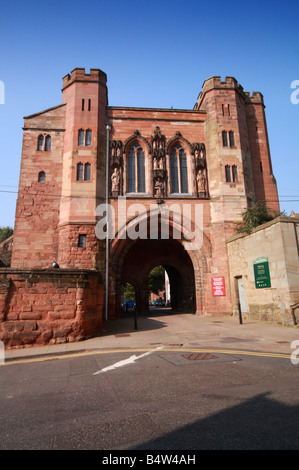 Edgar Tower, ingresso alla cattedrale di Worcester, Inghilterra. Precedentemente noto come St Mary's Gate fino al XIX secolo. Foto Stock