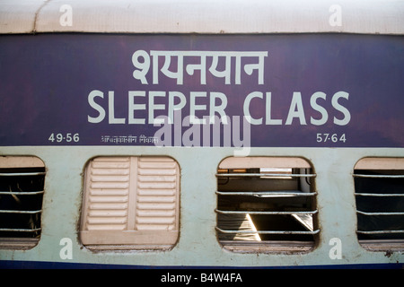 Una classe cuccetta di trasporto ferroviario di passeggeri su pullman un treno alla stazione ferroviaria di Nuova Delhi, India Asia Foto Stock