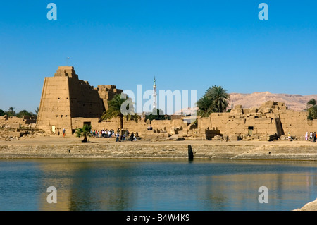 Vista attraverso il lago sacro del traliccio 8, Tempio di Karnak complessa, Sito Patrimonio Mondiale dell'UNESCO, Luxor, Egitto Foto Stock