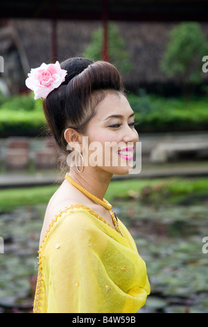 Tailandese culturale femminile donna asiatica ballerino, una bellezza di Hua Hin, Tailandia Foto Stock