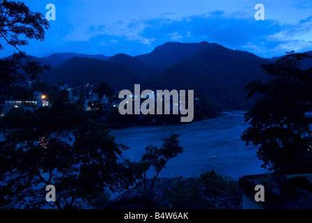India Uttarakhand Rishikesh di notte sul fiume Gange in primo piano Foto Stock