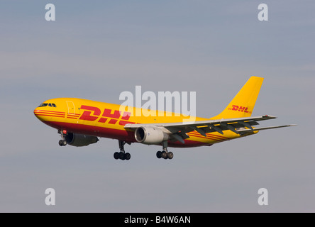 DHL trasporto aereo europeo Airbus A300B4 203 l'atterraggio all'Aeroporto di Londra Heathrow Foto Stock