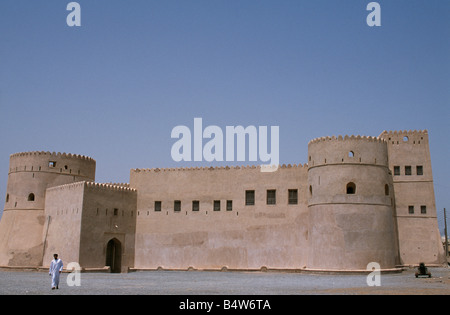 Oman, Batinah, Barka. Barka Fort è un importante punto di riferimento sulla costa Batinah. Risalente ai primi Ya'ruba periodo essa ha una insolita Torre ottagonale e restaurato due torri di avvistamento. Foto Stock