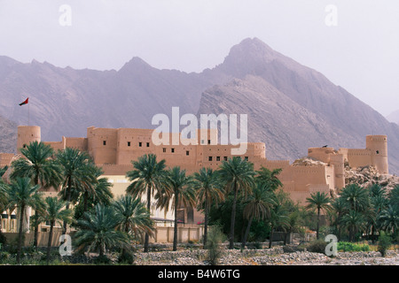 Oman, Batinah, Nakhl. Nakhl Fort sorge ai piedi delle colline di Western montagne Hajar. T Foto Stock