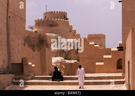 Oman, Batinah, Nakhl. Un uomo Omani insideNakhl Fort che sorge ai piedi delle colline di Western montagne Hajar. Foto Stock