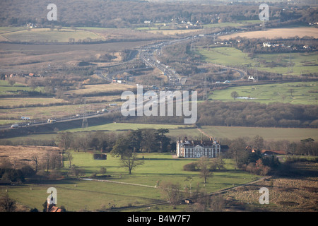 Vista aerea a nord-ovest della collina Sala M25 svincolo autostradale 27 e la giunzione 6 M11 Autostrada Epping Forest Eseex CM16 Inghilterra REGNO UNITO Foto Stock