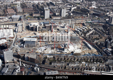 Vista aerea a est di Westfield bianco per lo sviluppo della città Sito in costruzione Wood Lane West Cross Route blocchi a torre London W12 REGNO UNITO Foto Stock