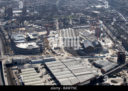 Vista aerea sud di Westfield bianco per lo sviluppo della città Sito in costruzione Wood Lane blocchi a torre linea ferroviaria London W12 Inghilterra U Foto Stock