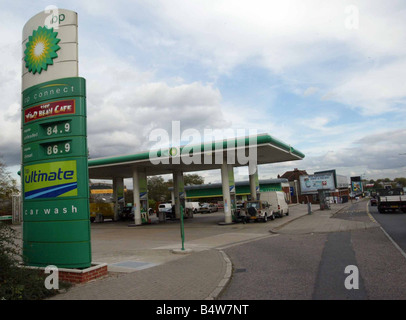 Un automobilista riempie il suo veicolo con carburante senza piombo in un garage BP sulla A40 a Londra il rifornimento di benzina stazione garage servizi di trasporto su strada motore Foto Stock