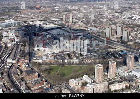 Vista aerea del nord est di Shepherd s Bush Common Westfield bianco per lo sviluppo della città Sito in costruzione blocchi a torre London W12 Engl Foto Stock